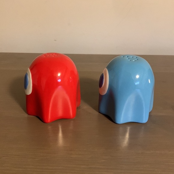 Paladone Pac-Man Salt and Pepper Shakers - Picture 3 of 7